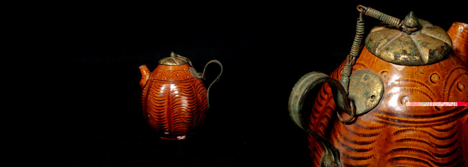 Yellow glaze water dropper with water-ripple melon edge and copper-gilding handle in the Northern Song Dynasty. H:14cm  